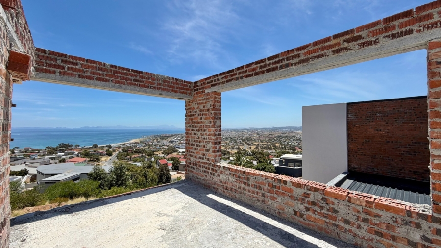 4 Bedroom Property for Sale in Mountainside Western Cape